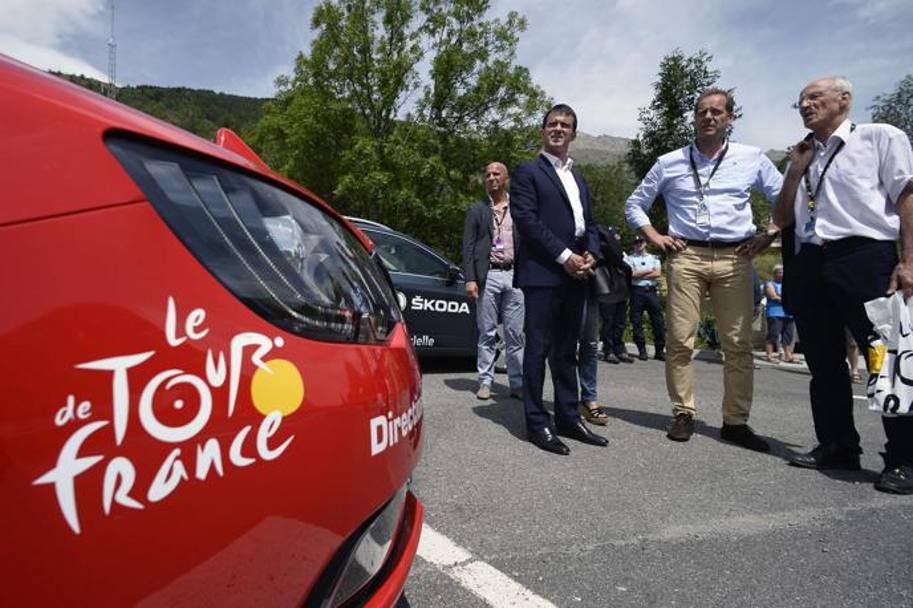 Il primo ministro francese Manuel Valls (in abito blu) in visita al Tour, come aveva già fatto il presidente Hollande. Afp 